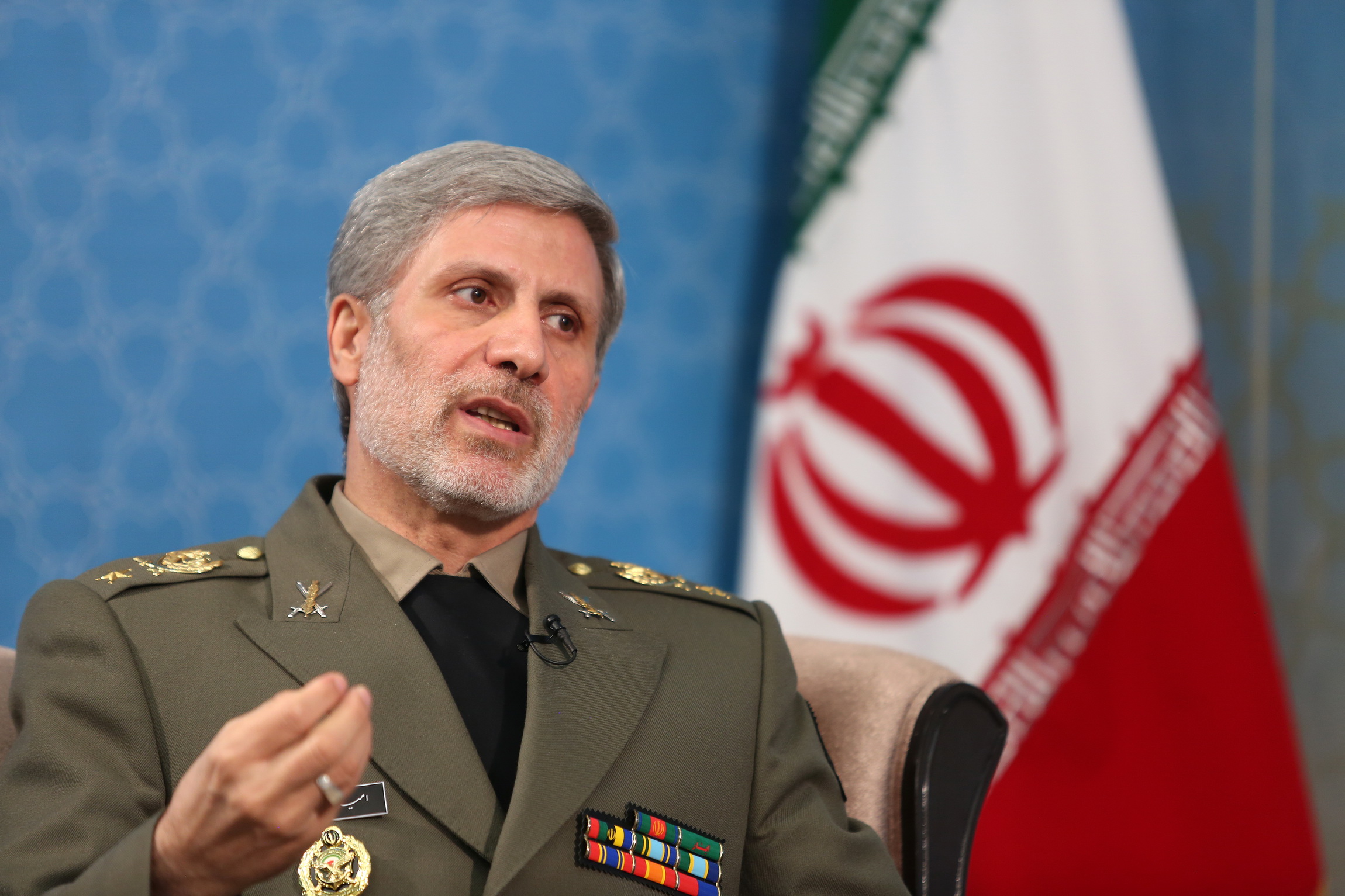 وزیر دفاع:تا ۳ روز دیگر از یک جنگنده جدید رونمایی می کنیم/پاسخ قاطع ایران به تهدید کنندگان امنیت