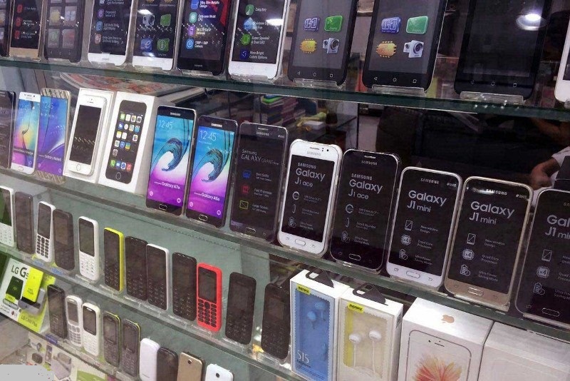 بازار آرام تلفن همراه/  فروش گوشی در مقابل اخذ کارت ملی