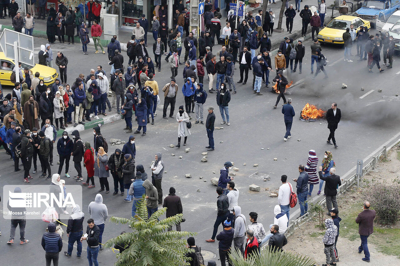 روزنامه دولت: تصاویر درگیری‌های پلیس با معترضان،جعلی و سازمان یافته است