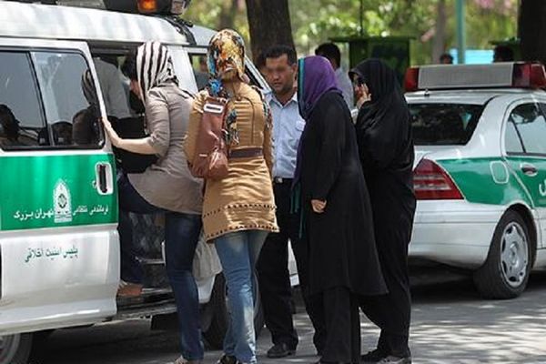 همشهری: مخالفت با “حجاب اجباری و گشت ارشاد” مثل مخالفت با “دستگیری دزد و قاتل” است