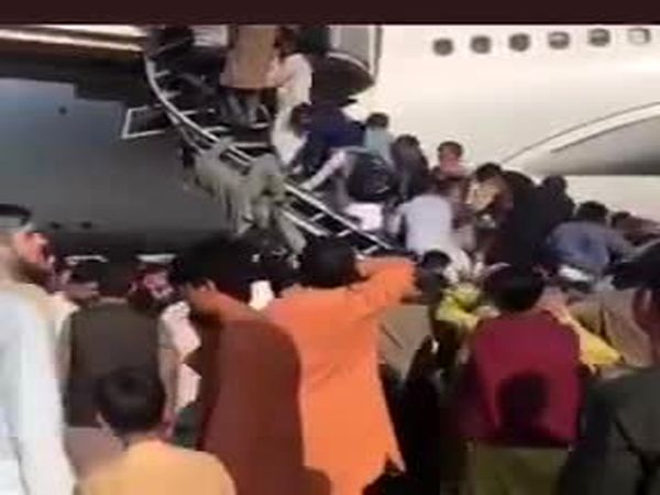 وضعیت فرودگاه کابل ؛ مردم می خواهند به زور سوار هواپیما شوند/ فیلم و عکس