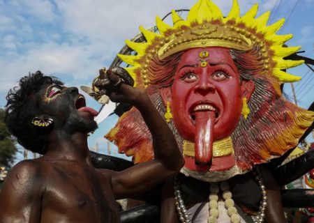نمایش مرد هندو با مار در جشنواره بونالو/ عکس