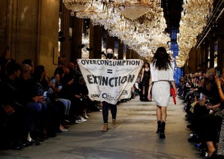 فعالان محیط زیست ، هفته مد پاریس را به هم زدند/ عکس