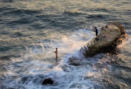 ماهیگیری در ساحل شهر بیروت/عکس