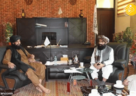 مقام پابرهنه طالبان در یک دیدار رسمی/عکس