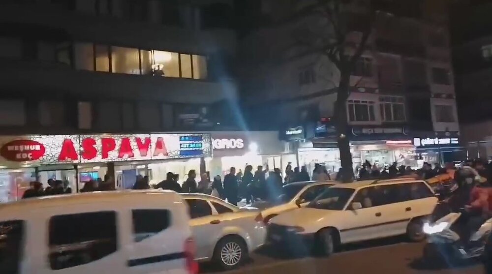 شب تلخ اردوغان؛ مردم خشمگین ترکیه به خیابان‌ ریختند