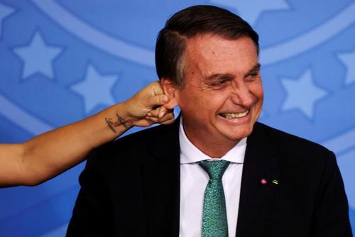 کشیدن گوش رییس جمهوری برزیل از سوی همسرش در مراسمی رسمی/عکس