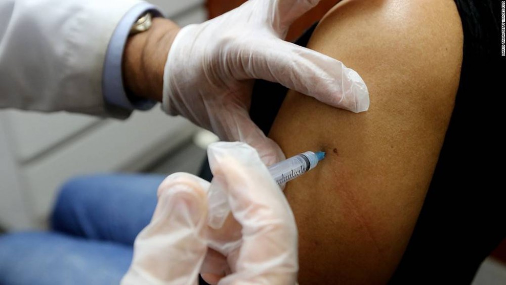 بازداشت یک پرستار به خاطر دور ریختن واکسن‌ کرونا