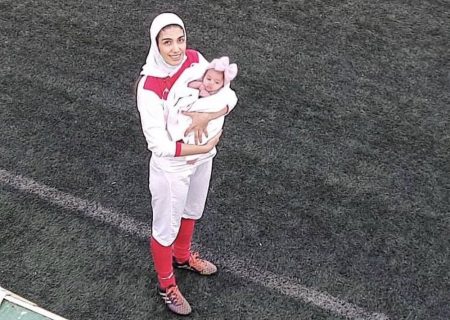 مادر الهام‌بخش فوتبال ایران در کنار زمین/عکس