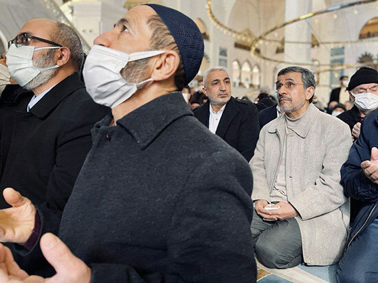 احمدی‌نژاد در نمازجمعه استانبول/ عکس
