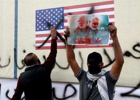 اعتراض عراقی ها مقابل سفارت آمریکا /عکس