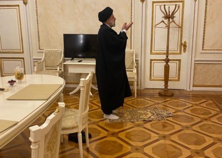 نماز ابراهیم رئیسی در کاخ کرملین /عکس