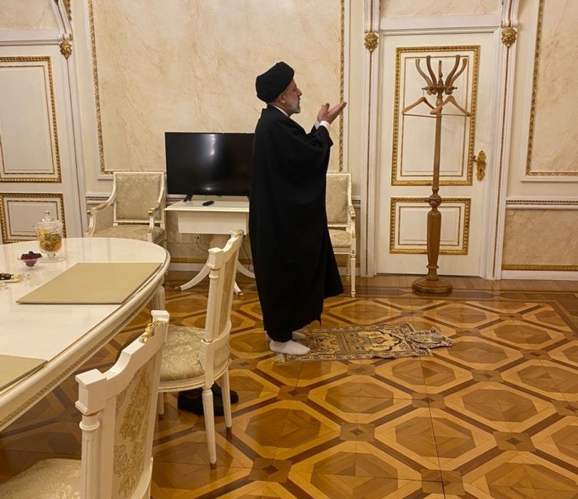 نماز ابراهیم رئیسی در کاخ کرملین /عکس