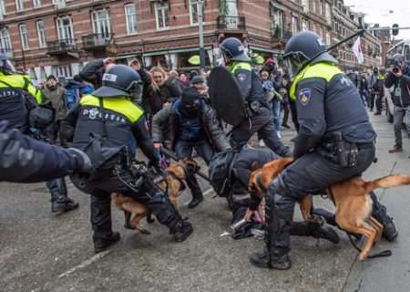 استفاده پلیس هلند از سگ ها برای مقابله با معترضان محدودیت های کرونایی/ عکس