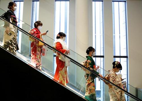 جشن روز بلوغ (۲۰ سالگی) دختران ژاپنی /عکس