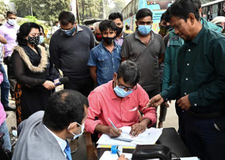 قاضی سیار بنگلادشی در حال جریمه شهروندانی که ماسک نزده اند/عکس