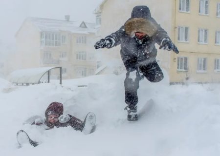 بازی کودکانه در برف و بوران در روسیه/عکس