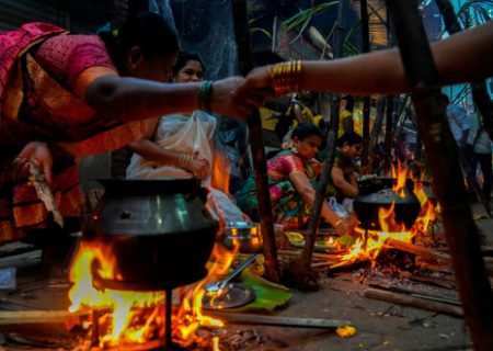 پخت غذای نذری توسط زنان تامیل در هند/ عکس