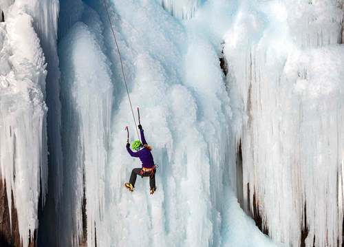 بالا رفتن از آبشار یخزده آمریکا/عکس