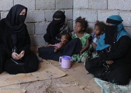 آنجلینا جولی در میان خانواده‌های آواره یمنی/عکس