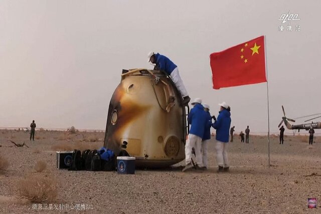بازگشت فضانوردان چینی پس از ۶ ماه به زمین /عکس