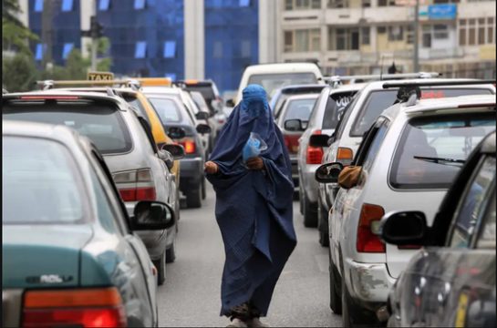 تصویری از زنی گدا در خیابان های کابل
