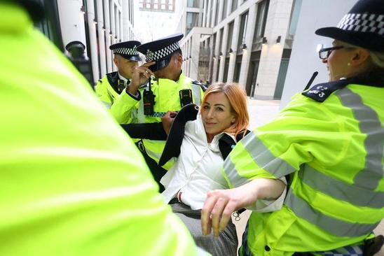 دستگیری زن فعال محیط زیست در لندن/ عکس