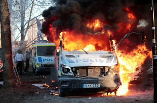 آتش بر خودروی پلیس توسط افراطیون ضد اسلام/عکس