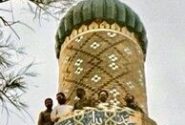 خاتمی بالای گلدسته مسجد خرمشهر پس از آزادی/عکس