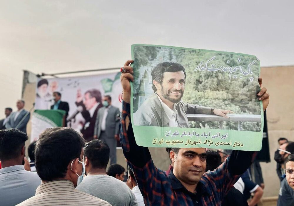 نقد تند احمدی نژاد در روستا به حذف دلار ۴۲۰۰