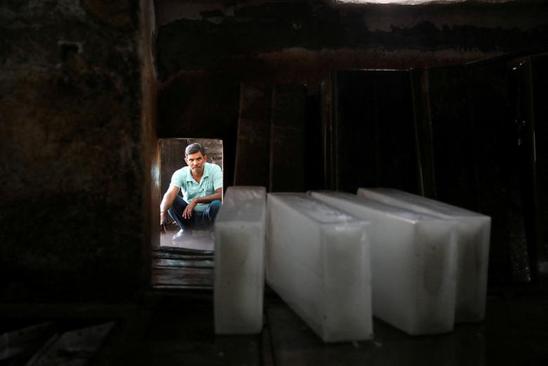 کارخانه تولید یخ در شهر دهلی هند/ عکس