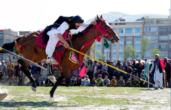 مسابقه سنتی نیزه در شهر کابل افغانستان/ عکس
