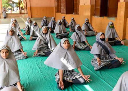 کلاس یوگا دانش آموزان هندی در مدرسه ای در هند