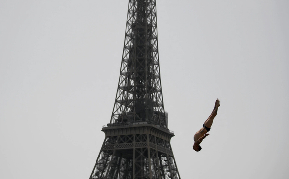 مسابقات شیرجه کنار برج ایفل در پاریس