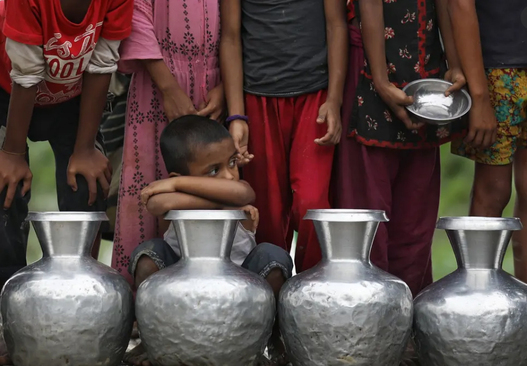 صف توزیع آب نوشیدنی در مناطق سیلزده در بنگلادش