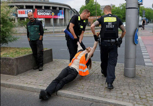 دستگیری فعال محیط زیستی در جریان اعتراضات برلین