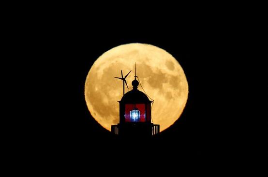 تصویری زیبا از اَبَر ماه/ فرانسه/ رویترز
