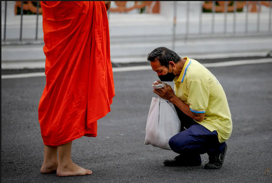 اهدا صدقات به راهبان بودایی در بانکوک تایلند