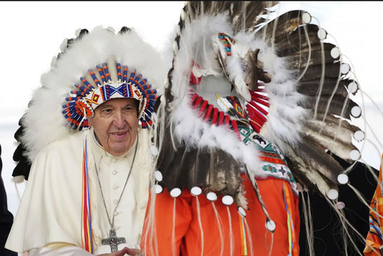 پاپ فرانسیس در لباس بومیان کانادا