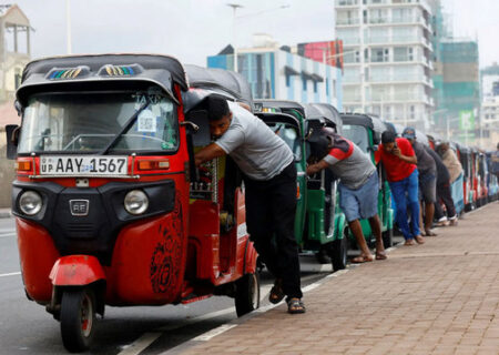 مسافرکش ها در صف طولانی بنزین در سریلانکا