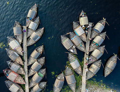 قایق های پهلو گرفته روی رود شیتالکشیا در بنگلادش