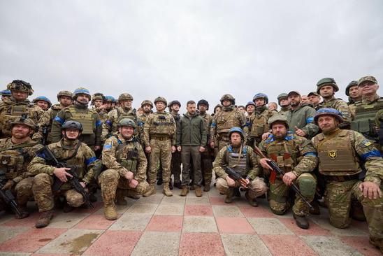 بازدید زلنسکی از مناطق تازه آزاد شده اوکراین