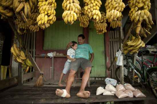 پدر و پسر موز فروش در ریودوژانیرو برزیل
