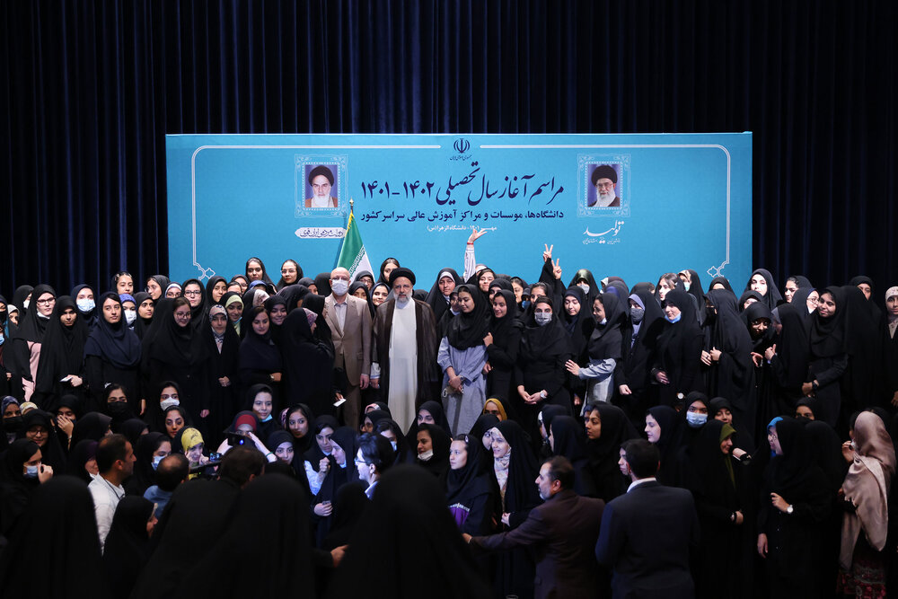 عکس یادگاری رئیسی با دختران دانشگاه الزهرا