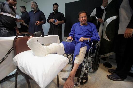 عمران خان پس از ترور ناکام روی ویلچر در بیمارستان