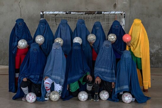 عکس دسته جمعی یک تیم فوتبال زنان در شهر کابل