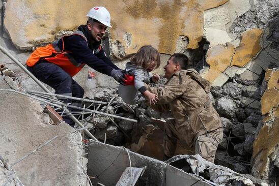 نجات کودکی از زیر آوار در شهر هاتای ترکیه