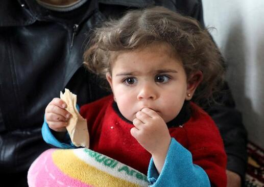 کودک نجات یافته از زیر آوار زلزله در عزز سوریه