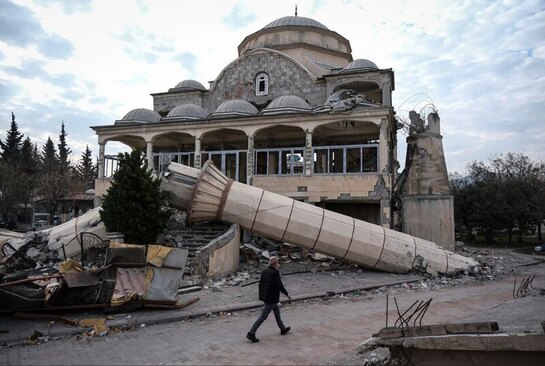 مسجدی صدمه دیده از زلزله در منطقه هاتای ترکیه