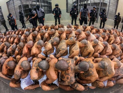 انتقال۲ هزار زندانی خطرناک به زندانی جدید/عکس